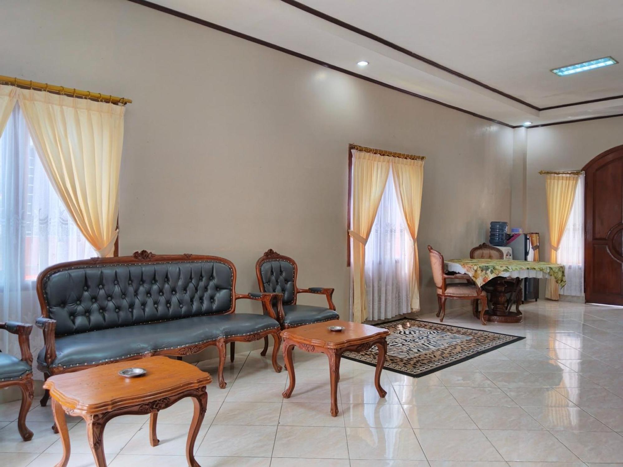 Villa Yustisia Curug 7 Cilember Cisarua Exterior foto