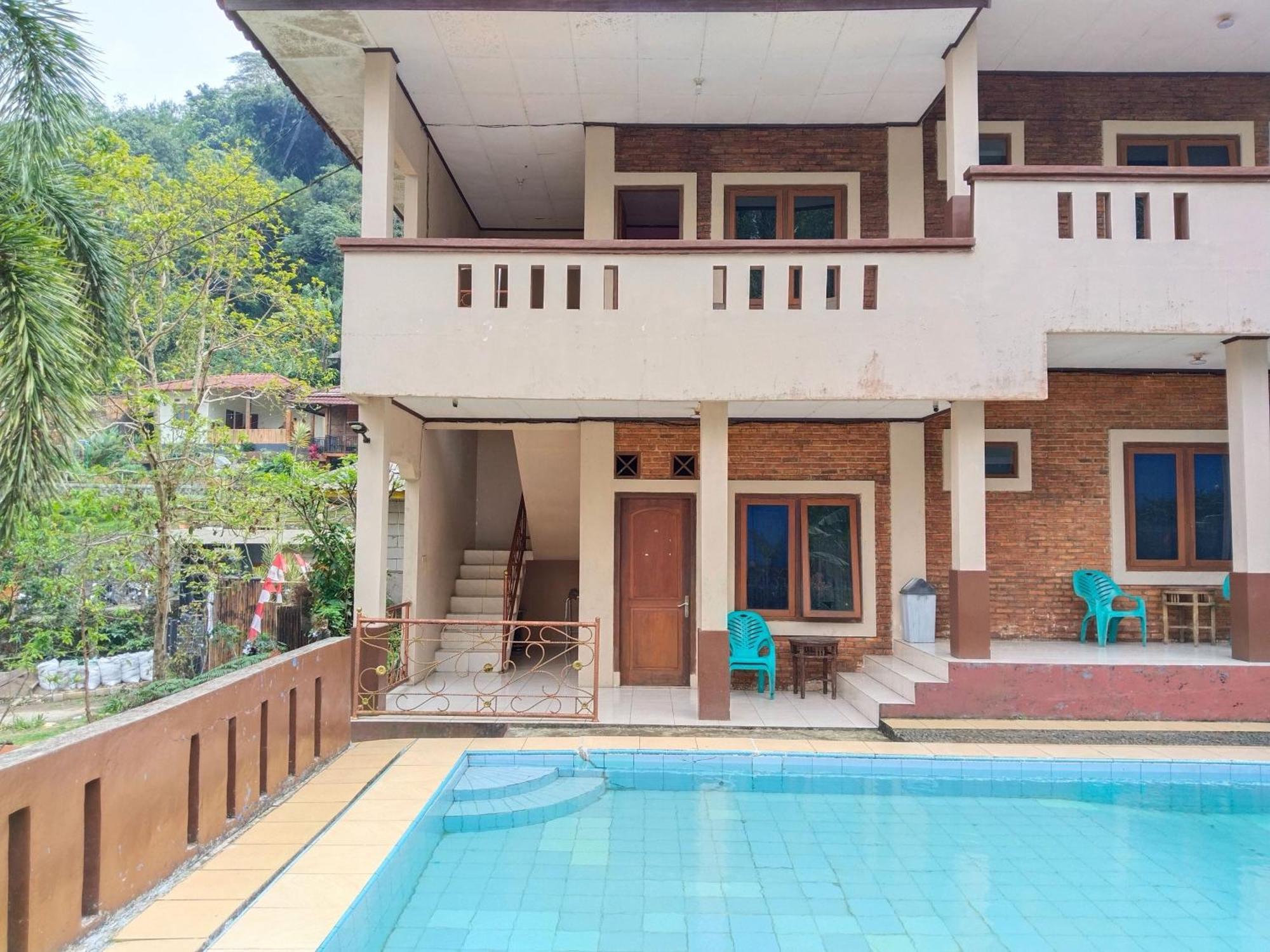 Villa Yustisia Curug 7 Cilember Cisarua Exterior foto