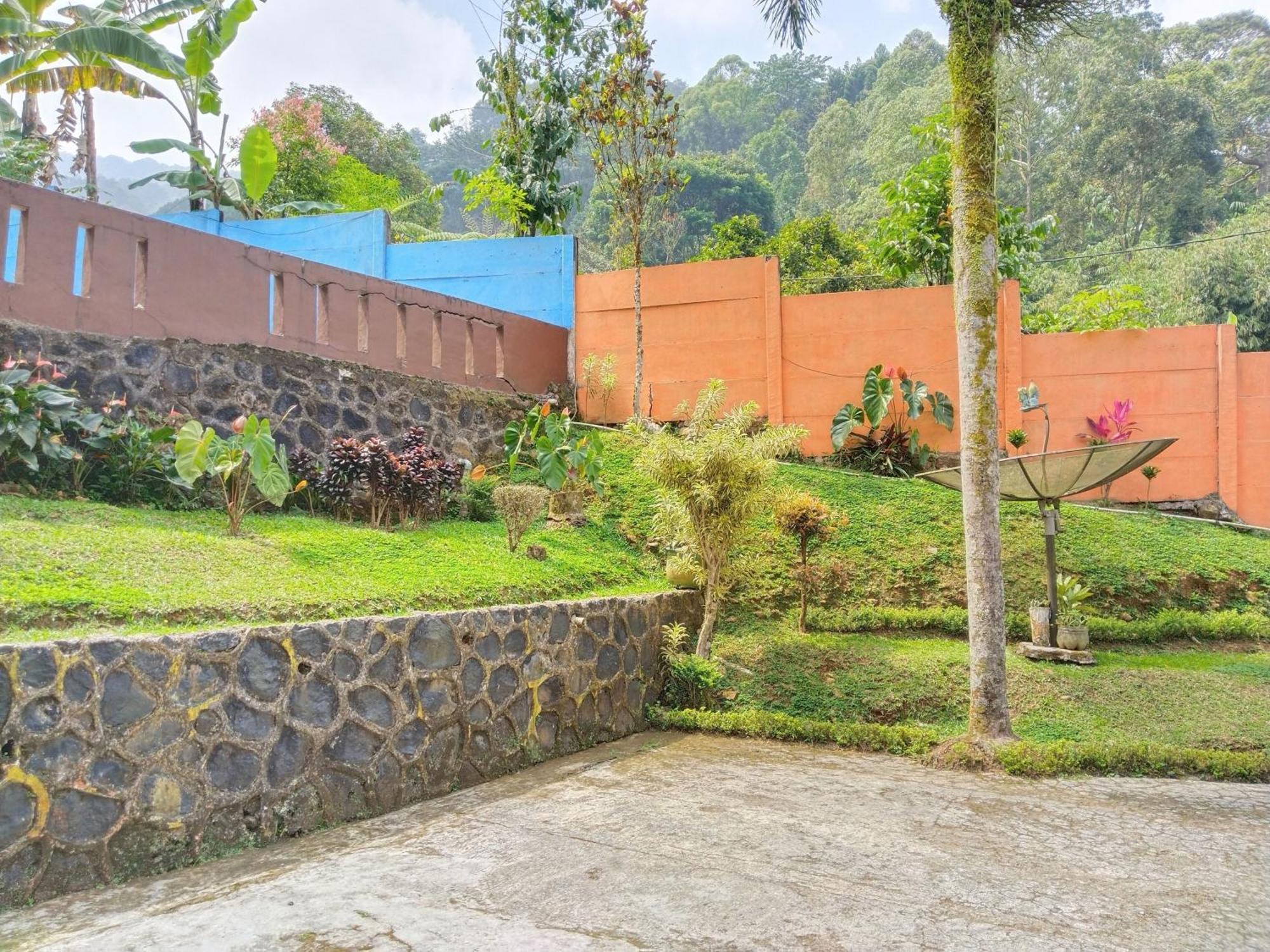 Villa Yustisia Curug 7 Cilember Cisarua Exterior foto