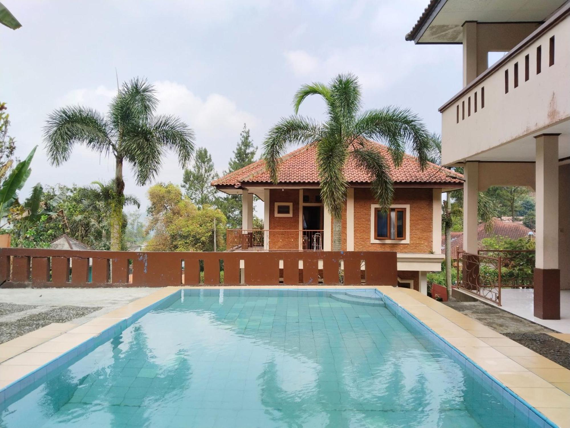 Villa Yustisia Curug 7 Cilember Cisarua Exterior foto