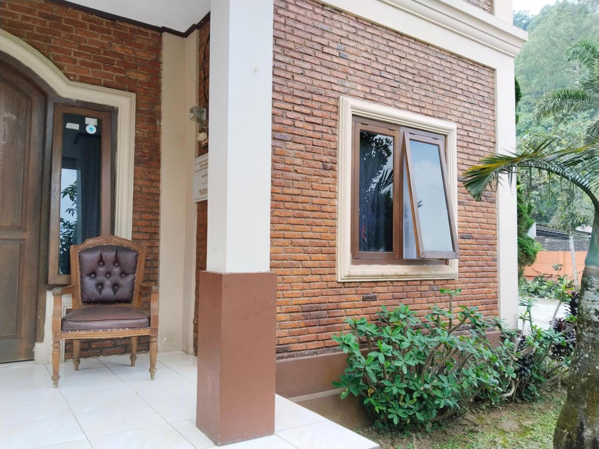 Villa Yustisia Curug 7 Cilember Cisarua Exterior foto